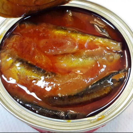 Sprat dans une sauce tomate