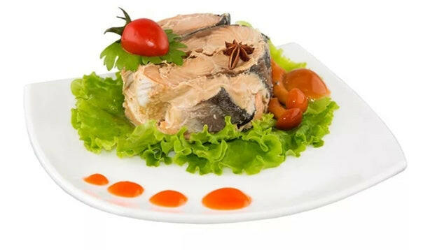 Salmon pieces with skin and bones in their own juice and with added water, 230g.